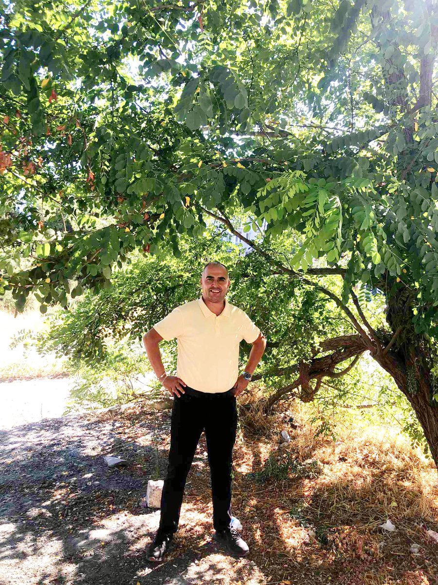 DÜNYA 

Yeşil dünyada yaşam ne güzeldir,
İnsanoğlu bozmasa, kirletmese nehirleri.
İnsanoğlu bir mucizedir aslında,
Kalbi güzel olursa, gersi sende, sırada.

Güneşle ısınır her bir yaprak,
Sevgiyle dolar insanın her bakışı.
Doğa ve insan el ele, uyumla,
Yaşam olur cennet kalpler