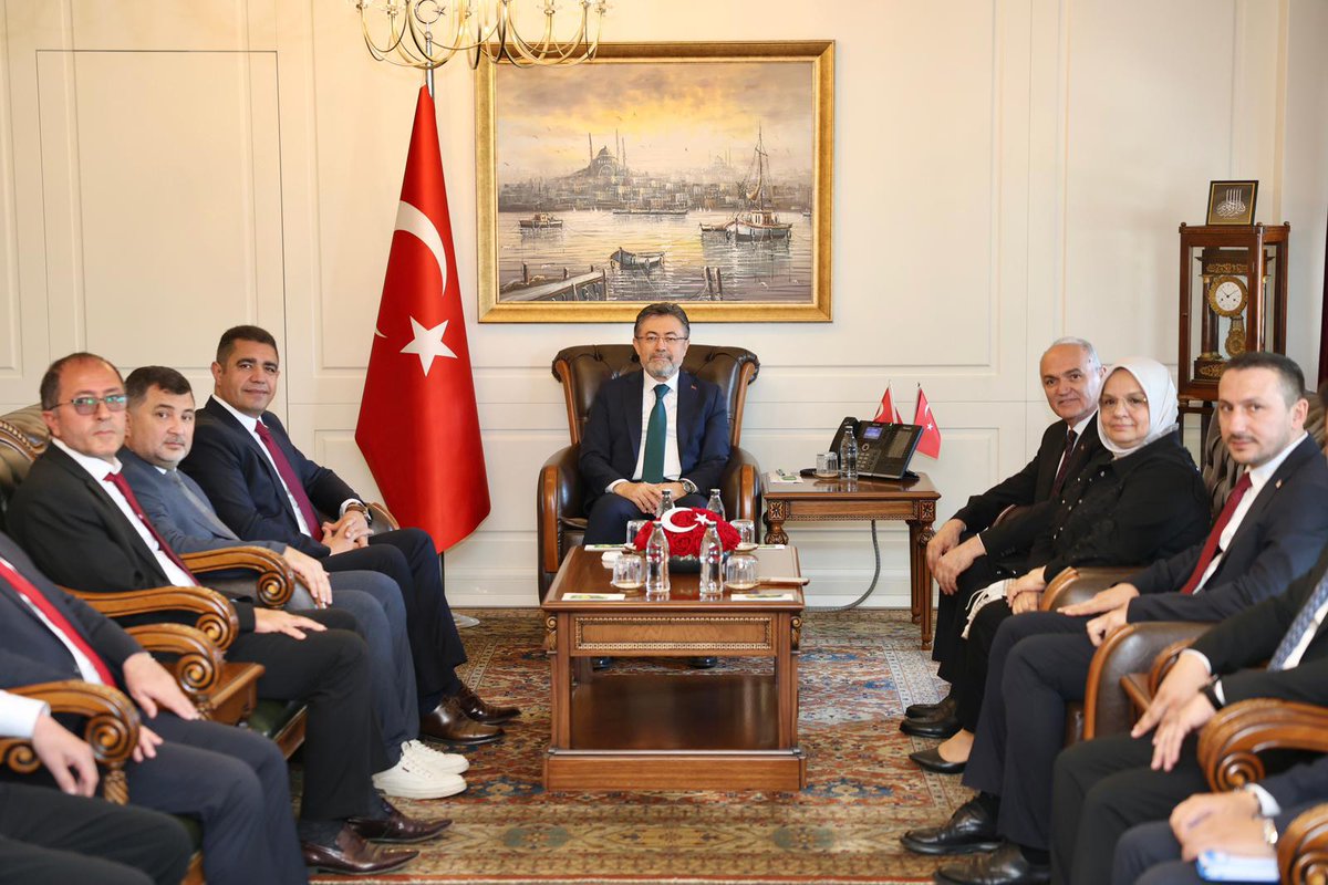 Tarım ve Orman Bakanımız Sayın <a href="/ibrahimyumakli/">İbrahim Yumaklı</a>’yı Düzce’mizde ağırlıyoruz.

Gün boyu devam edecek programlar vesilesiyle şehrimizin tarım ve ormancılık vizyonunu istişare edecek, Düzce’mize değer katacak yatırımları ele alacağız.

Şehrimize hoş geldiniz Sayın Bakanım.