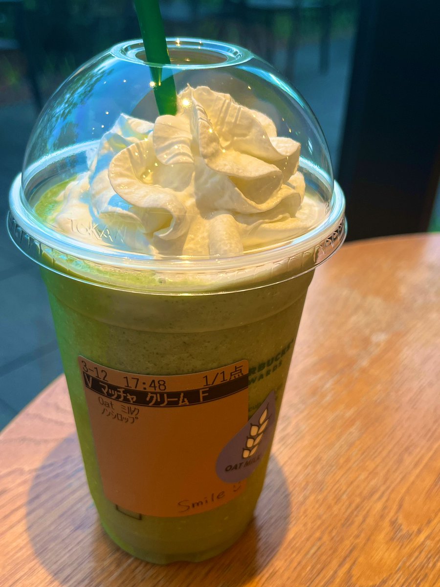 わたしの定番カスタムです😊
◆抹茶クリームフラペチーノ
・サイズ→ベンティ
・オーツミルクにチェンジ
・ノンシロップ（甘さかなり控えめになります）
・たまにエクストラホイップにします（ホイップもりもりにしてくれます🤍）
