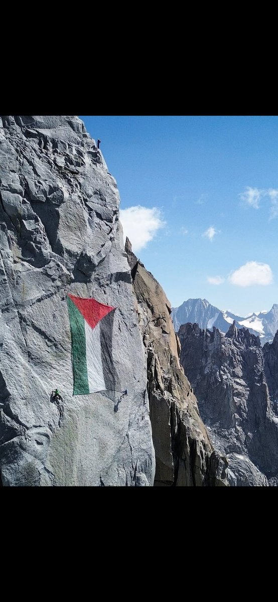 Tiziana99531862's tweet photo. 👆popolo viene st3rminat0, sotto gli occhi del mondo."
Collectif G.4.z.4.
#MontBlanc #Drus
È con queste parole che il collettivo anonimo "Collectif Gaza" ha issato una bandiera p4l3stin3s3 sulla parete ovest dei Drus, sul massiccio del Monte Bianco il 16/08/2025.
#IsraelGenocida https://t.co/oj2pvCdWgU