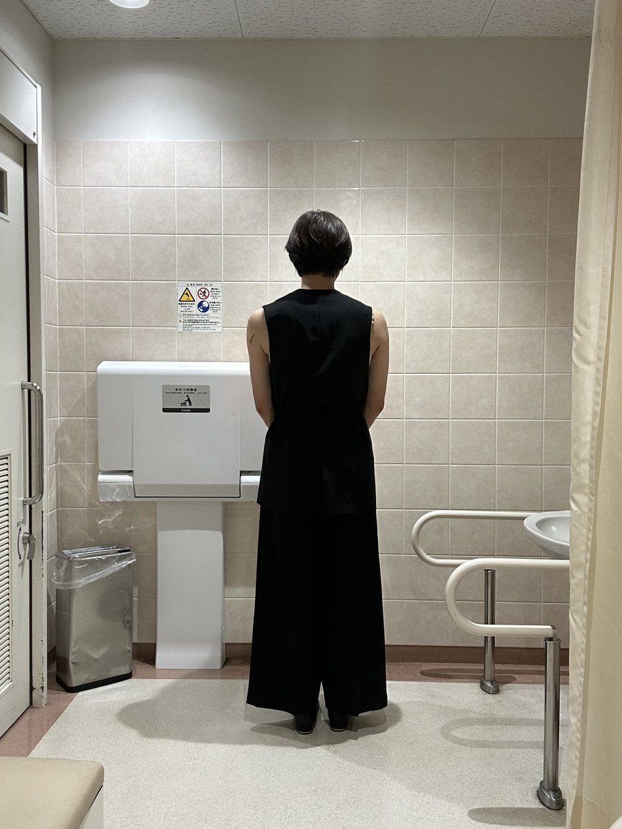 2nd238277790664's tweet photo. 仕事中の奈々美です🤗
ガンダム肩は思いっきり出した方が細く見える気がして、昨日ジレとパンツ買っちゃいました😱
ジレからブラ紐出てるけど👙見ないでね🤭
#PLST https://t.co/CGsE2vgDvN