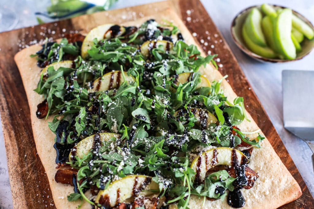 ArcticApples's tweet image. Sweet. Salty. Smoky. The pizza you didn’t know you needed: apple, bacon and dates 🥓🍎🍕  zurl.co/7cx49 

 #arcticapples  #NationalBaconLoversDay #applerecipes