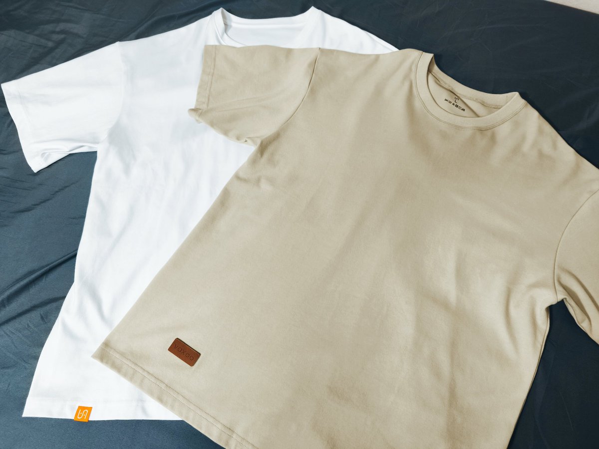 【VAXEE Tシャツ簡易レビュー】
・EM01オーバーサイズ（白）Mサイズ
生地薄めでさらっと着れる
オレンジのタグ可愛い
白は割と下が透けるので注意

・EM02（クリーム）Lサイズ
EM01と比べたら生地はやや厚め
身体にフィットして着心地良い
首周りに伸縮性あって着脱しやすい
今買うならこっちオススメ