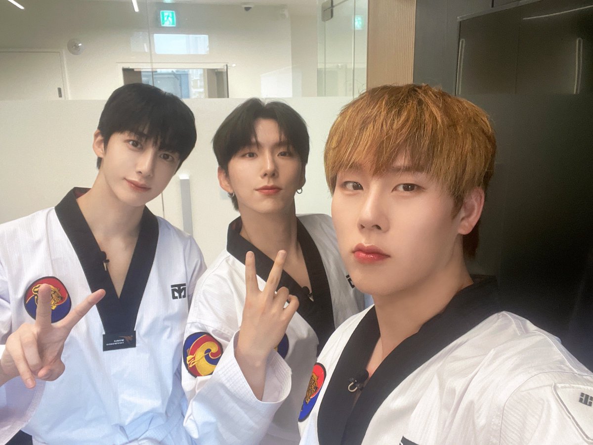 OfficialMONSTAX's tweet image. 마지막화에 멤버들이 와줘서도 너무 고마웠고 그동안 동호회식을 사랑해주셔서 너무 감사했습니다!! 언제일지 모르겠지만 또 찾아갈수도있답니다!

좋은 스텝분들과 만들어나가는 컨텐츠는 늘 행복하고 즐겁고 힘을 많이 받은거같아서 감사해요 ㅎㅎ 사랑한다 동호회식💚 #주헌