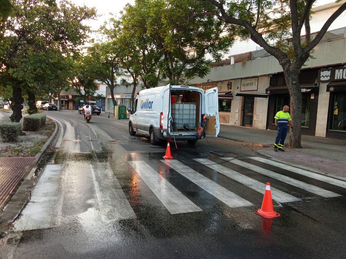 El <a href="/ciudadjerez/">Ayuntamiento de Jerez</a>  procede a la limpieza de pasos de peatones cubiertos por las flores caídas de las jacarandas con una potente máquina de agua a presión

Los equipos han actuado en las avenidas Rafa Verdú y Chema Rodríguez
