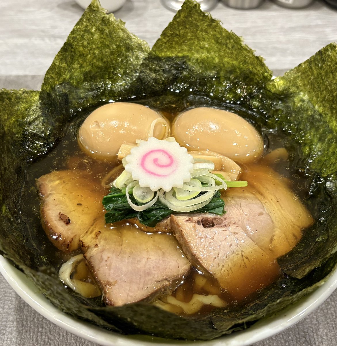 手打ち蓮さんです♪

醤油ら〜麺＋味玉＋海苔×2

🌻美味しいにおいが😋
味玉をパクリ　黄身が甘くて
醤油のスープとの調和が良い感じです♪シャッキリ柔らかく　ほんのり味付け食べやすい☘️シナチクさん🎵
🌻焼き付け　香り良し✨チャーシューさん
美味しい夜ごはんでした😊