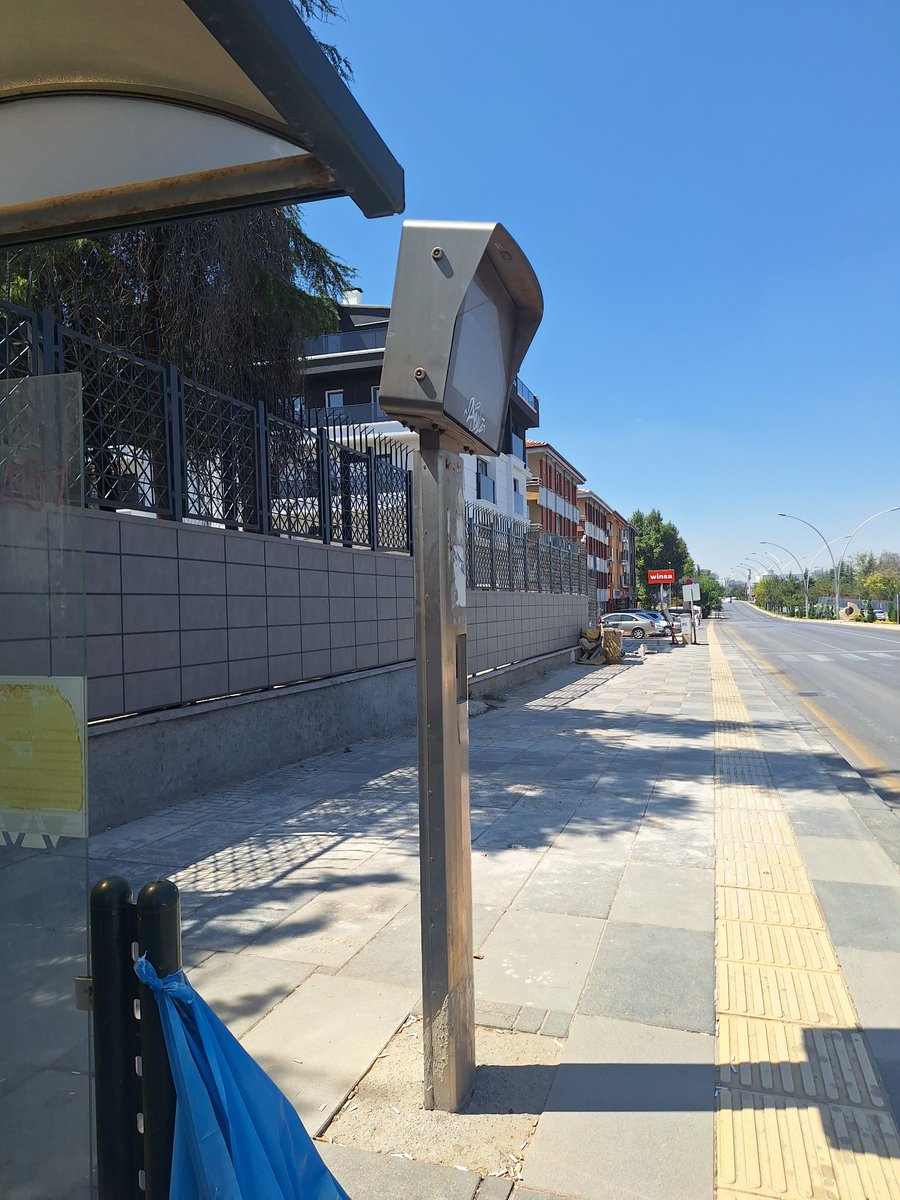 Merak ediyorum.bu direkleri diktiniz bütün ankara'ya anlaşma yapılırken bunların bakımı yapılması göz önünde  bulundurulmadı mı? Neden çalışmıyor?  <a href="/ankarabbld/">Ankara Büyükşehir</a> <a href="/AnkaraValiligi/">T.C. Ankara Valiliği</a>