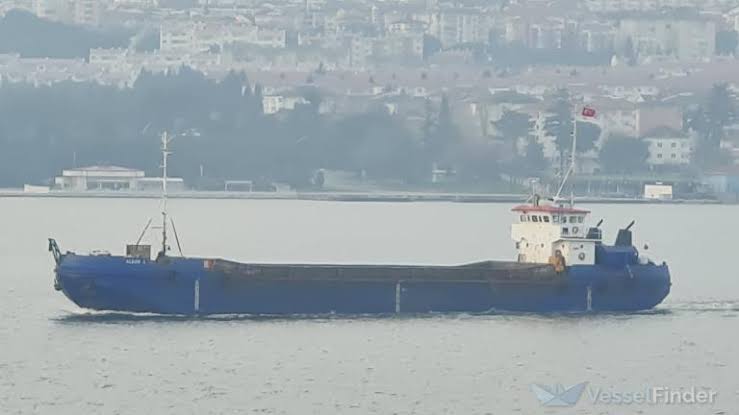 DGN DENİZCİLİK'e ait 1982 yapım ALKOR 3 isimli Türk bayraklı gemiden denize düşen 40'lı yaşlarda bir denizcinin Karaburun açıklarında cansız bedenine ulaşıldı. Kimliği henüz açıklanmadı.

Her ne sebeple olursa olsun; denizciler ölürken armatöre huzur yok!
#YıpranmıyoruzÖlüyoruz