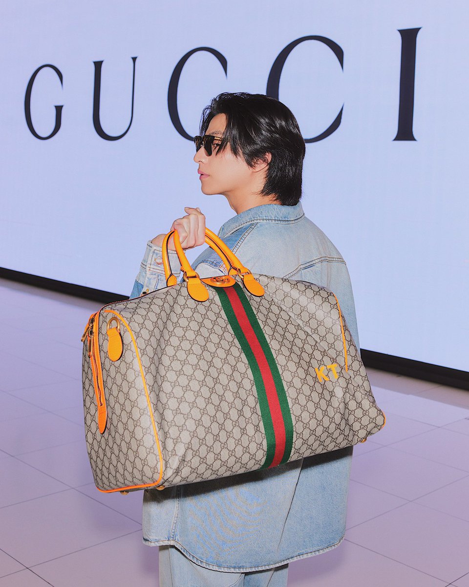 AllNews_th's tweet photo. พาส่องเเอร์พอร์ตลุคของหนุ่มหล่อ ‘กลัฟ - คณาวุฒิ’ Gucci Brand Ambassador ชาวไทยที่ออกเดินทางสู่เมืองอู่ฮั่น ประเทศจีน เข้าร่วมงาน Gucci GG Monogram ซึ่งจะจัดขึ้นที่บูติกของเเบรนด์ ณ Wuhan SKP 

GUCCI X GULF 
#Gucci @gucci #GGmonogram
#GulfBAGucci #GuccixGulf 
@gulfkanawut #GulfKanawut