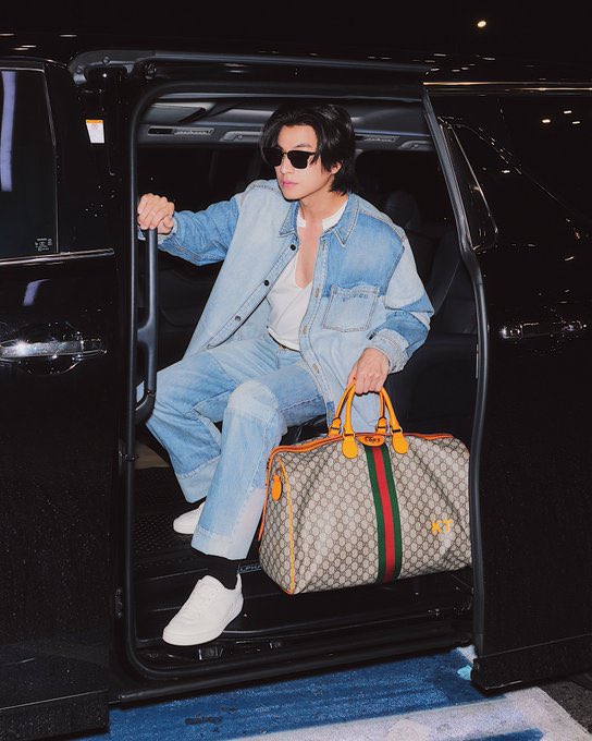 AllNews_th's tweet photo. พาส่องเเอร์พอร์ตลุคของหนุ่มหล่อ ‘กลัฟ - คณาวุฒิ’ Gucci Brand Ambassador ชาวไทยที่ออกเดินทางสู่เมืองอู่ฮั่น ประเทศจีน เข้าร่วมงาน Gucci GG Monogram ซึ่งจะจัดขึ้นที่บูติกของเเบรนด์ ณ Wuhan SKP 

GUCCI X GULF 
#Gucci @gucci #GGmonogram
#GulfBAGucci #GuccixGulf 
@gulfkanawut #GulfKanawut
