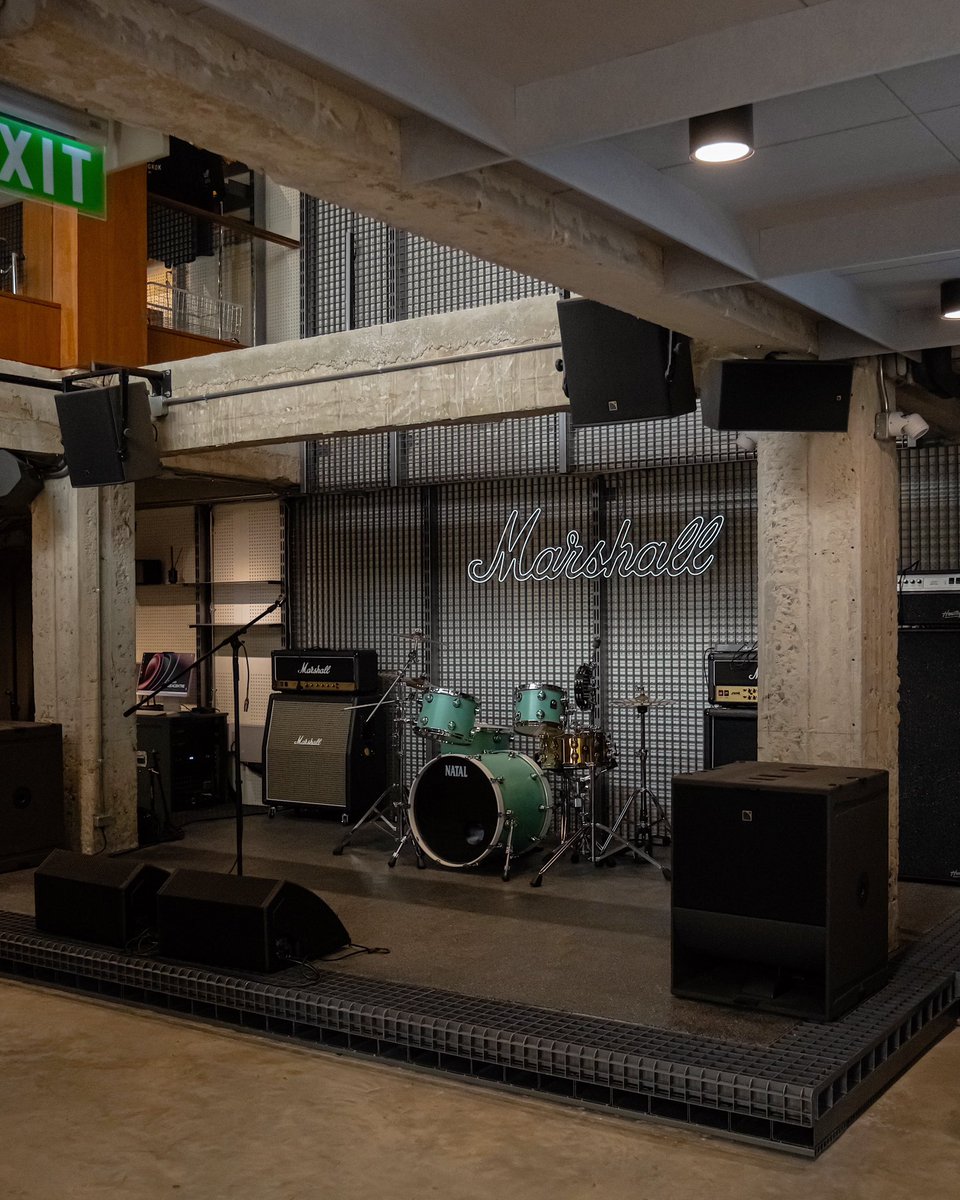 gocafethailand's tweet photo. Livehouse ที่แรกของโลก จากแบรนด์ชั้นนำสุดฮิต อย่าง Marshall ที่ได้มาเปิดที่ย่านเจริญกรุง  ภายในตกแต่งสไตล์ loft เท่ห์ๆ และมีกลิ่นอายความวินเทจเบาๆ มีพื้นที่ 2 ชั้น ทั้งโซนแผ่นเสียง อุปกรณ์ต่างๆ และอื่นๆอีกครบเลย บอกเลยว่าถูกใจคนรักดนตรีแน่นอน https://t.co/JPC5PBGnIG