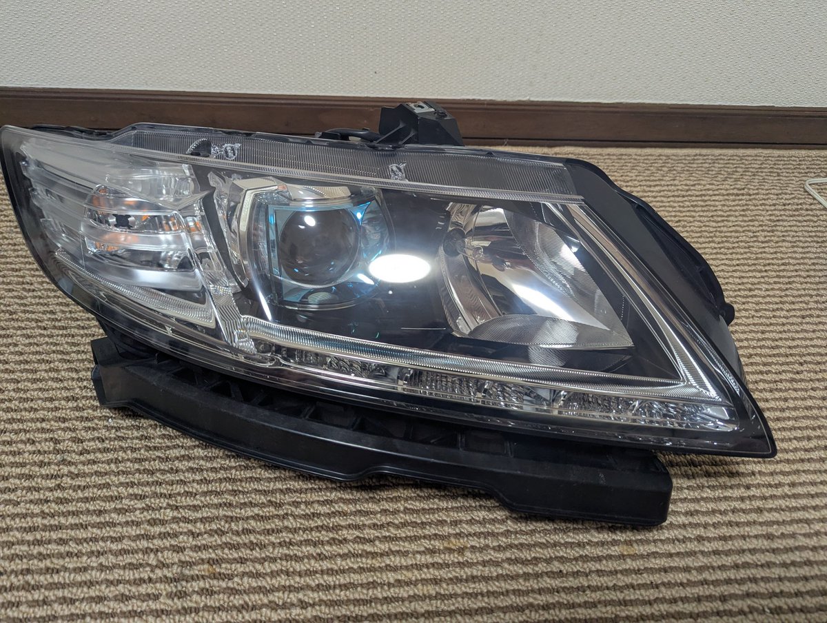 KKM66640's tweet photo. CR-Zの持病とも言えるスモールのLEDがお亡くなりなって、自分には殻割りする技量も根気もないので地元の解体屋さんから購入。

#CRZ https://t.co/GHvIdfBLLe