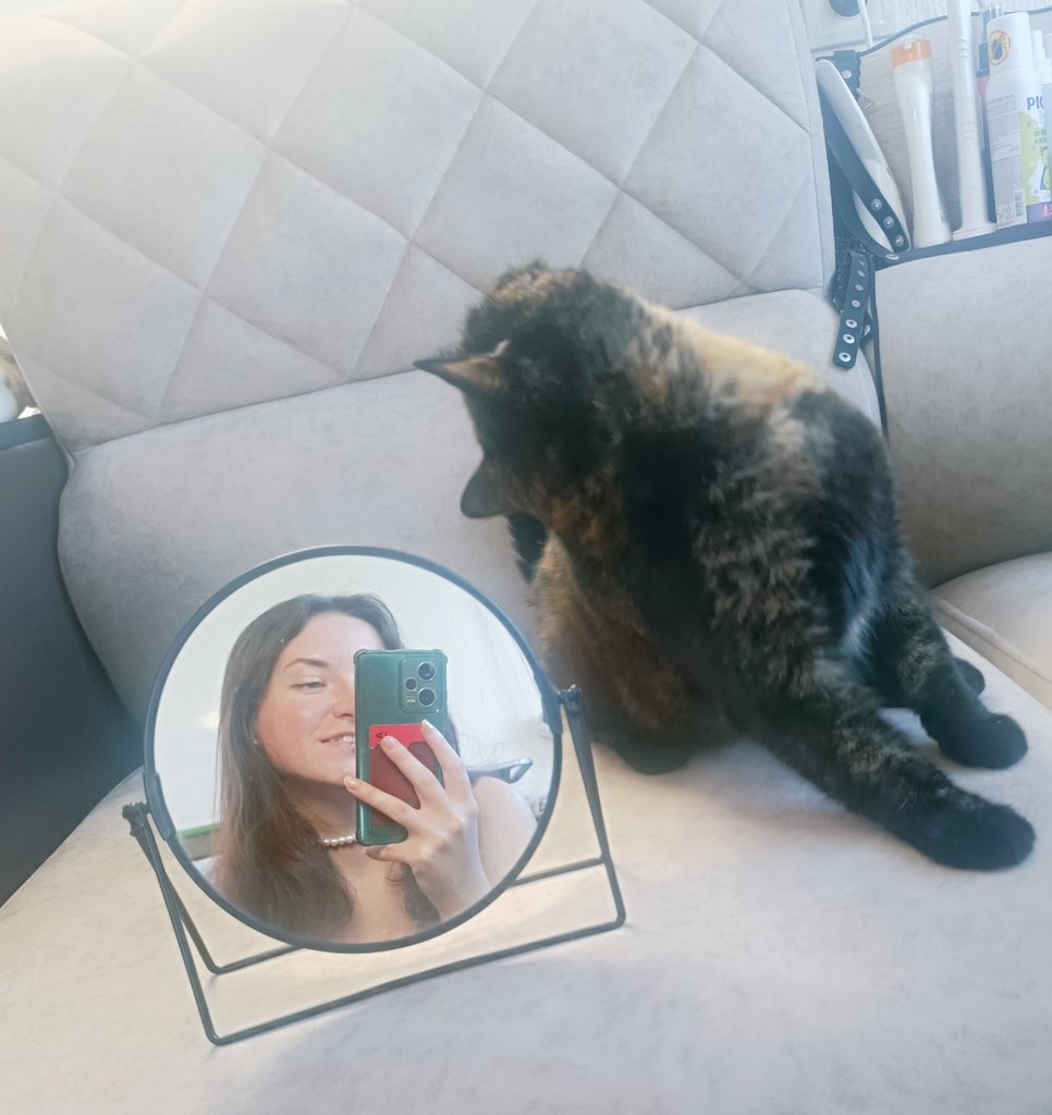 Что она там интересного увидела?