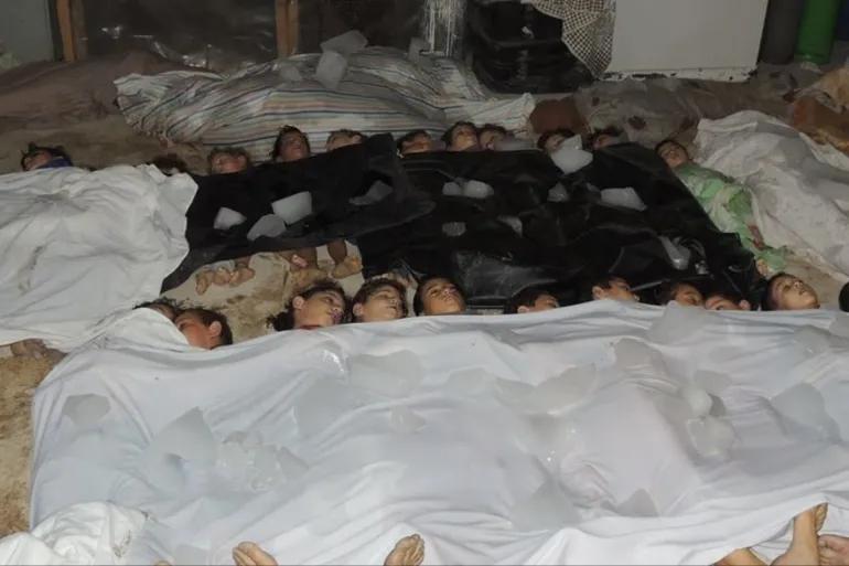 في مثل هذا اليوم قبل 12 عاماً،
في يوم 21-8-2013،
كانت الغوطة تختنق وكان أطفالها يودّعون الحياة بين أنين الأمهات وصمت الجدران
صواريخ الأسد المحمّلة بالموت حوّلت الهواء إلى سمّ قاتل
1700 روح ارتقت إلى بارئها، أكثرهم أطفال حلموا بحياة لم يعيشوها
لاسامح الله كل من فرط بدمائكم الطاهرة