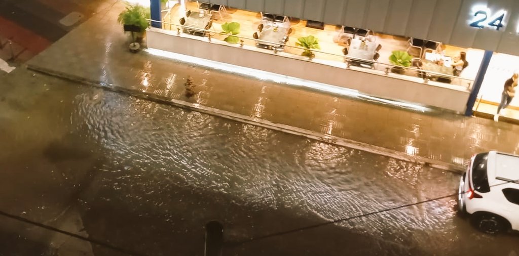 🚨#EnDesarrollo | Reportamos lluvias y tormentas en la región metropolitana:
⚠️Maneje con cuidado y despacio.
⚠️Evite cruzar calles anegadas.
⚠️ Aléjese de árboles que puedan caer.
Emergencias: 911