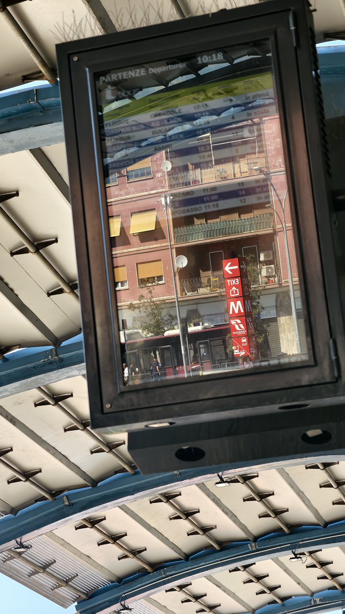 バスの時間見ようと目を凝らして
う～ん 見えない....って思って
写真を撮ってみたんだけど
やっぱ見えん😂
あっと言う間に夏休みも終わり
仕事 再開😰
大忙しに仕事してます（涙）