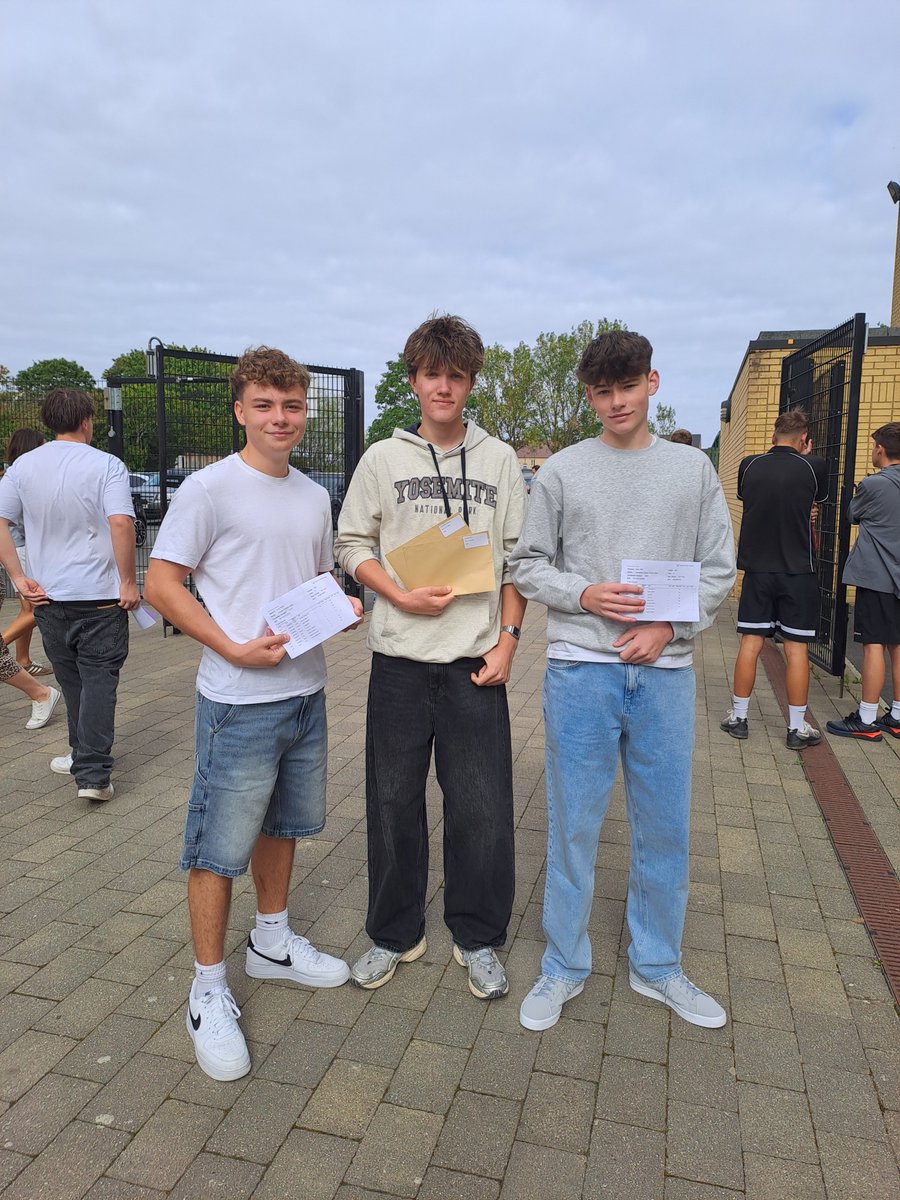 VandykeUpperSch's tweet image. Another fantastic morning at Vandyke Upper! We&apos;re so proud of you all. You&apos;ve worked so hard &amp;amp; achieved results that reflect your incredible commitment. We wish all our students the very best, whether you&apos;re staying for 6th Form or heading to pastures new. #GCSEResultsDay #gcse