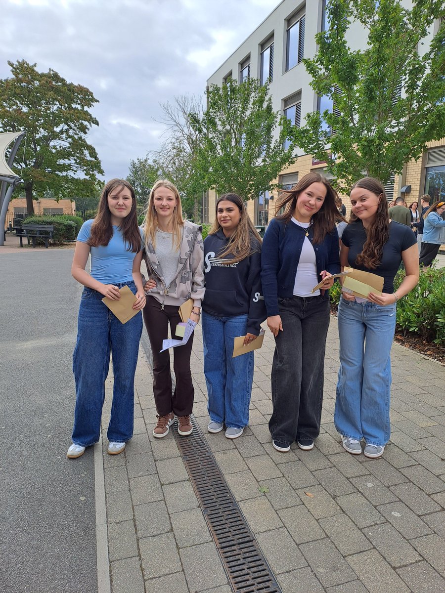 VandykeUpperSch's tweet image. Another fantastic morning at Vandyke Upper! We&apos;re so proud of you all. You&apos;ve worked so hard &amp;amp; achieved results that reflect your incredible commitment. We wish all our students the very best, whether you&apos;re staying for 6th Form or heading to pastures new. #GCSEResultsDay #gcse