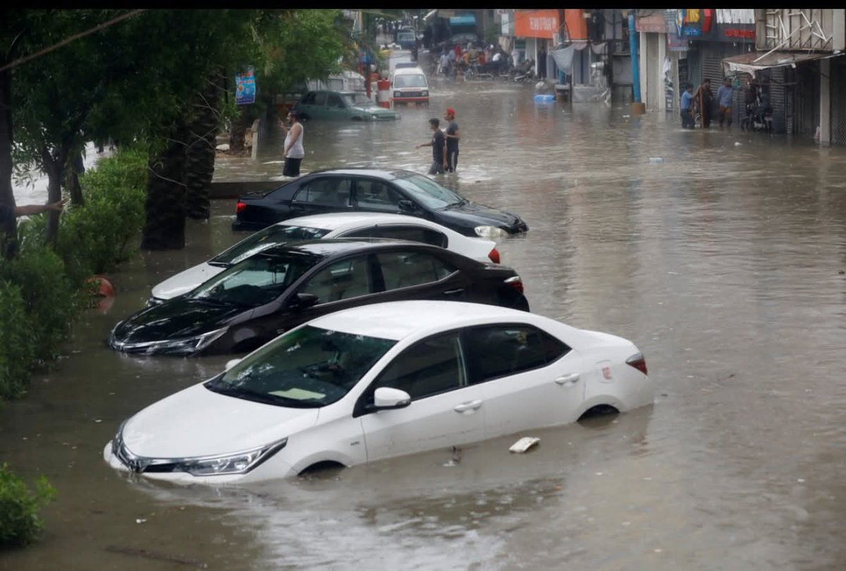 دو گھنٹے کی بارش نے پورے کراچی شہر کو سیلاب میں ڈبو دیا ہے۔ 2022 کی بارش کے بارے میں بھی کہا گیا تھا کہ یہ ایک قدرتی آفت ہے، اور آج کی بارش کو بھی قدرتی آفت قرار دیا جا رہا ہے۔ قدرتی آفت کا نام لے کر پیپلز پارٹی کروڑوں سندھیوں کی اربوں روپے کی جائیدادیں تباہ کر رہی ہے۔ لعنت ھو