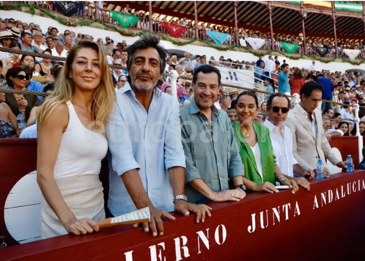 Cuando a Moreno Bonilla le han preguntado por qué no ha estado presente en los incendios de Córdoba o Tarifa, mientras maltrata a unos bomberos mal pagados y mal equipados, el Presidente de Andalucía ha dicho: "No soy partidario de hacerme fotos gratuitas"

Feria de Málaga ayer