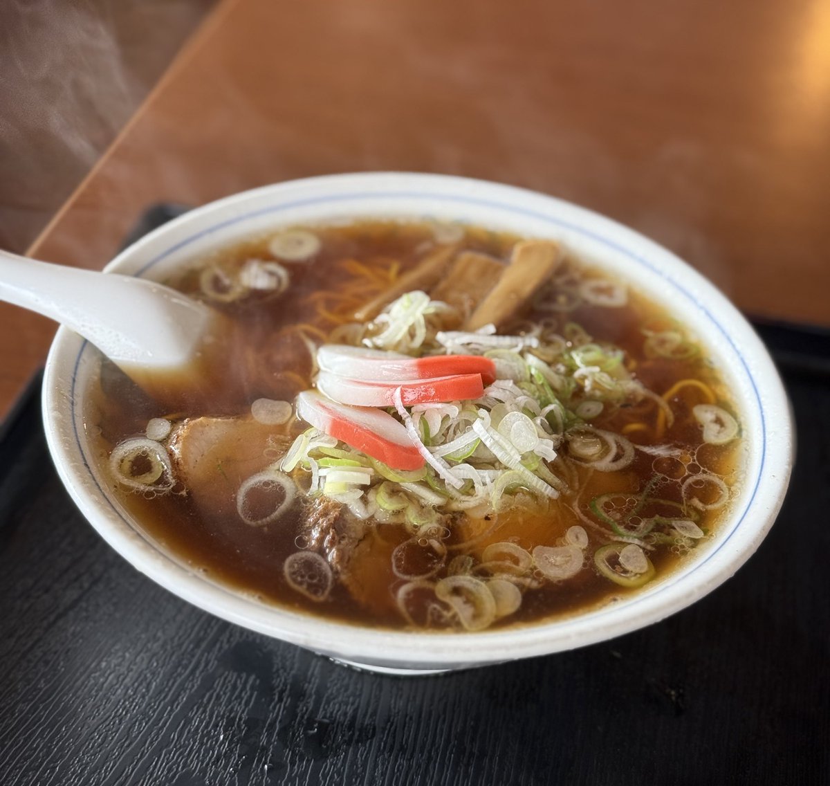 本日は諏訪で『大石屋』。
湯気まで美味しい醤油ラーメン。
見た目が素晴らしい✨
#ラーメン #グルメ