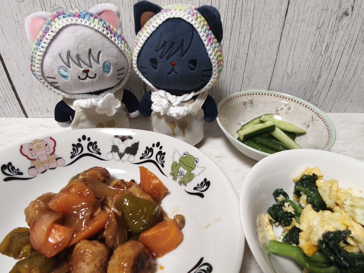 今日は彩りがいいね！
酢豚ぽい味付けの肉だんご使ったやつと、つるむらさき炒めたやつときゅーり！！
きゅーりはこないだ買ったロヂャースブランドのやつ！

シェフ🐱💬  つるむらさき おいしいです
#シェフにゃんさんクッキング