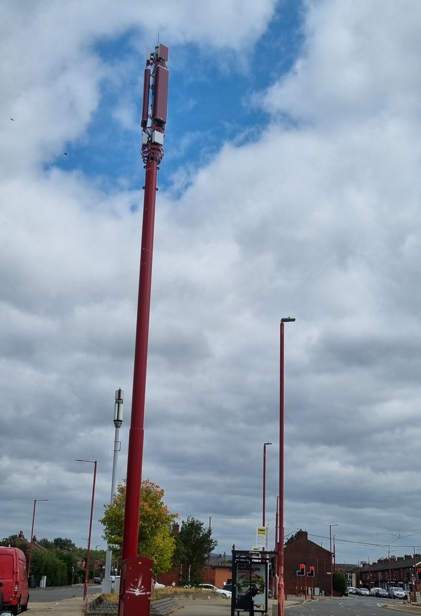 cellsiteexperts's tweet photo. A red O2 #cellsite in #Manchester to match the lampposts https://t.co/fnedgGQeXC