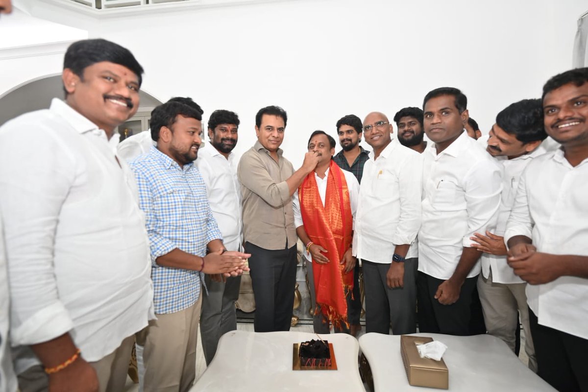 బీఆర్ఎస్వీ రాష్ట్ర అధ్యక్షులు <a href="/GelluSrinuBRS/">Gellu Srinivas Yadav</a> గారి జన్మదినం సందర్భంగా హైదరాబాద్‌లోని నంది నగర్‌ నివాసంలో కేక్ కట్ చేయించి శుభాకాంక్షలు తెలిపిన బీఆర్ఎస్ వర్కింగ్ ప్రెసిడెంట్ <a href="/KTRBRS/">KTR</a>.

ఈ వేడుకలో పార్టీ సీనియర్ నేతలు, కార్యకర్తలు పాల్గొన్నారు.