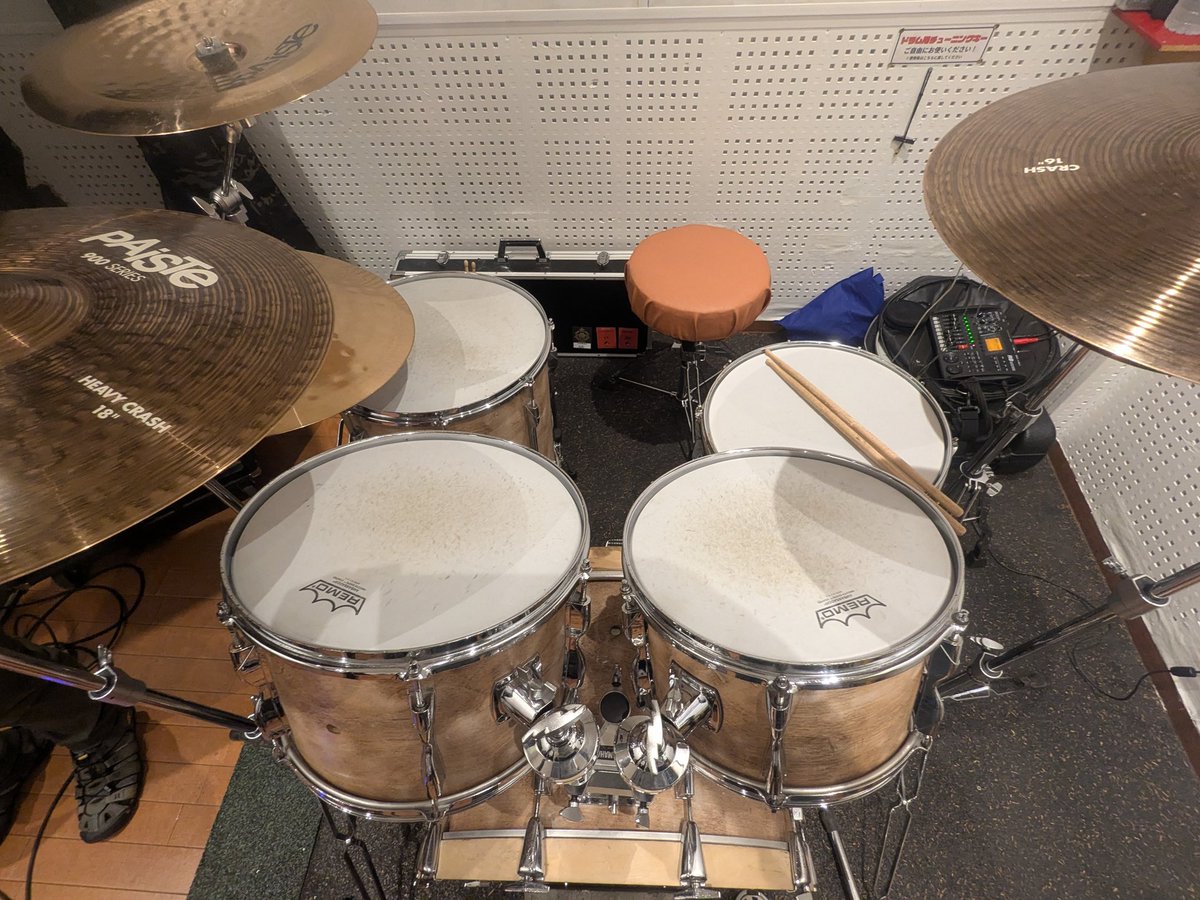 昨日はスタジオで
何年かぶりのカヴァーやった。
家練で基礎練習したので
なんか上手くなった気がする。
毎日少しでも
スティック握らないとダメよねー
反省