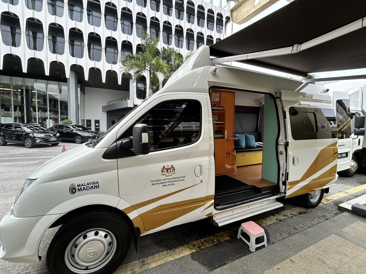 Saya melawat Mahkamah Bergerak yang terletak di halaman Parlimen. 

Mahkamah Bergerak ini boleh mengadili kes di peringkat majistret dan sesyen. 

Mahkamah bergerak Kanak-Kanak dihiasi dengan alat permainan kanak-kanak yang menjadikan suasananya lebih mesra bagi kanak-kanak.