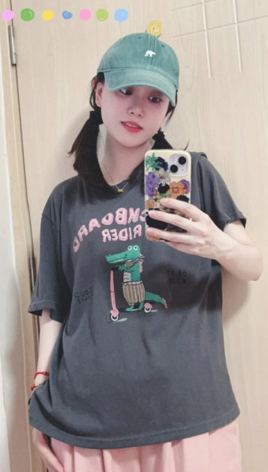 jermwake's tweet photo. 虽然在学校自己很少会去打扮，但是偶尔也还是会把小裙裙掏出来穿穿🥰爱美的女人永远不会变老，女人护肤保养很关键，像我皮肤很白同事都说我像是学生一样📷 https://t.co/5UqUdKBtER