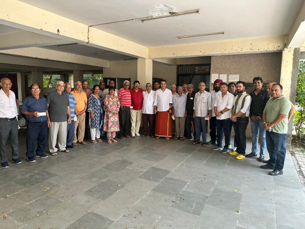 duttabhishek's tweet photo. "आज अंतरराष्ट्रीय सीनियर सिटिज़न दिवस के अवसर पर हमारे लाजपत नगर IV के सीनियर्स से आशीर्वाद लिया। आगे भी इसी तरह आपकी सेवा करते रहे । #InternationalSeniorCitizensDay #SeniorCitizens #Respect" https://t.co/RbGfkqOFc7