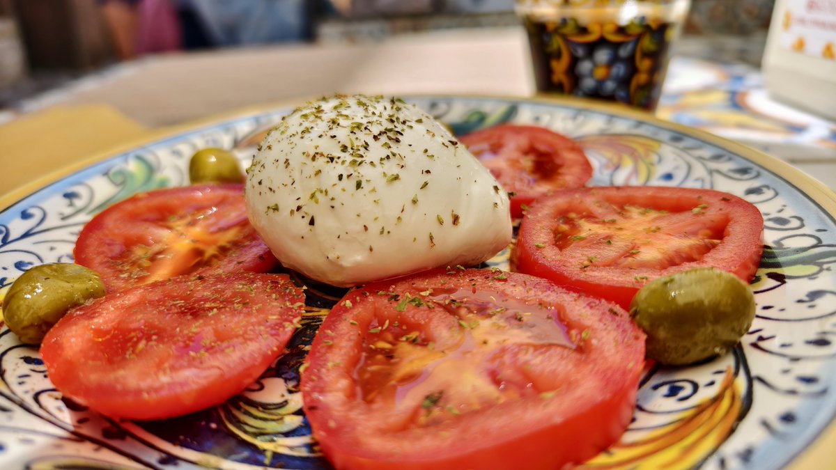 田舎のモッツアレラ
最高に美味しいんだよねぇ
口に入れたときの
滑らかさ 最高な時間🤤
