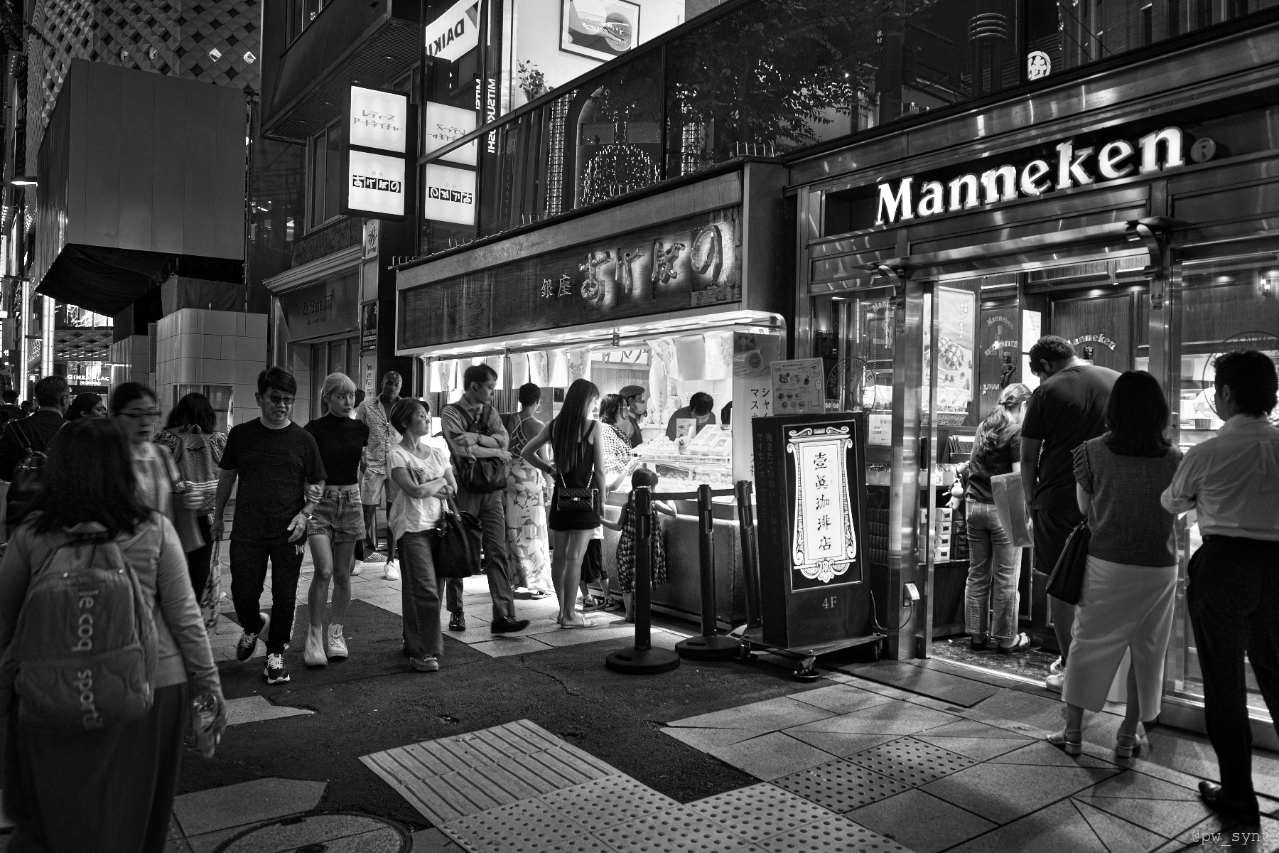 マニット・スリワニチプーン写真集BANGKOK IN BLACK & WHITE マニット・スリワニチプーン写真集BANGKOK IN BLACK & WHITE