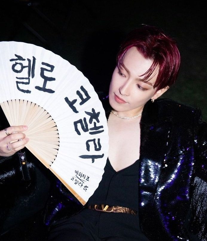 woodamilover's tweet photo. this is what we call style 

#AtinySelcaDay #ATSD #ATEEZ #에이티즈 #HONGJOONG #홍중 https://t.co/lg2yELceLl