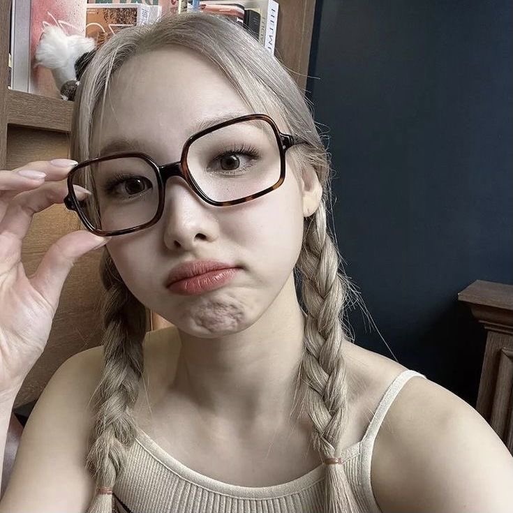 Lasanu_'s tweet image. The glasses, the pout, the selca

My guoz 🫶