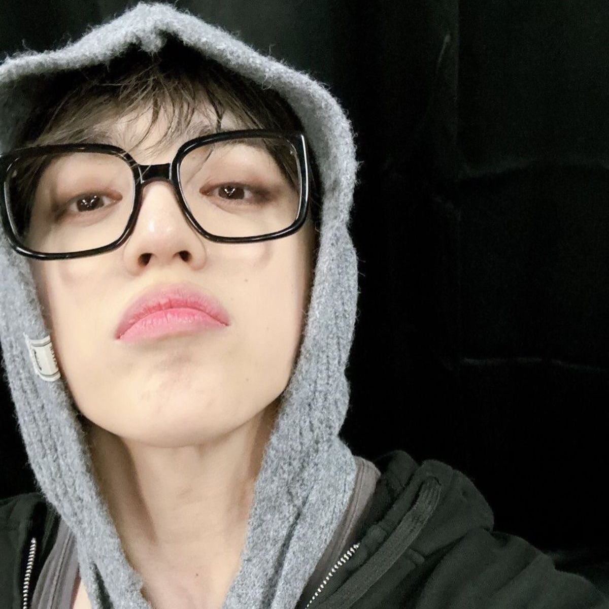 Lasanu_'s tweet image. The glasses, the pout, the selca

My guoz 🫶