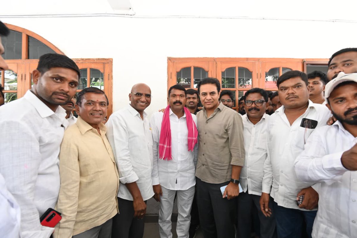 సిర్పూర్ నియోజకవర్గానికి చెందిన బిజెపి రాష్ట్ర కమిటీ సభ్యులు కొంగ సత్యనారాయణ, మరో రాష్ట్ర స్థాయి నాయకులు బోలెం వెంకటేష్ గారు కేవలం బిఆర్ఎస్ పార్టీతోనే ప్రజలందరికీ న్యాయం జరుగుతుందని భావించి, కేసిఆర్ మళ్లీ సిఎం కావాలని, వర్కింగ్ ప్రెసిడెంట్ కేటిఆర్ గారి సమక్షంలో పార్టీ లో చేరడం
