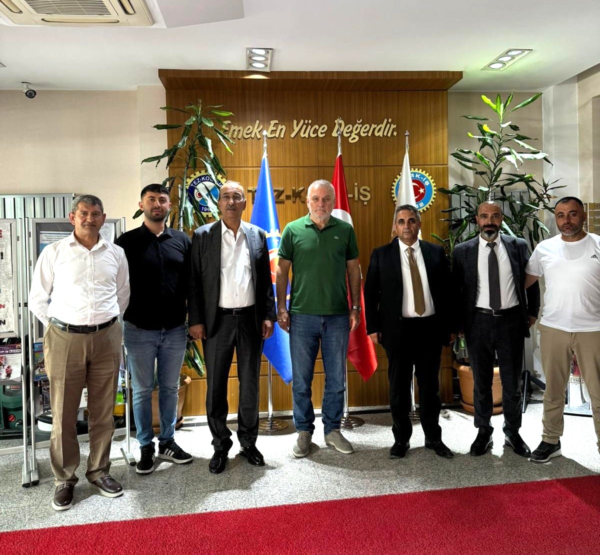 Sendikamız Erzurum Şubesine bağlı Kars Kafkas Üniversitesi işyeri sendika temsilcilerimiz 20 Ağustos 2025 tarihinde genel merkezimizi ziyaret ettiler. tezkoopis.org/kars-kafkas-un…