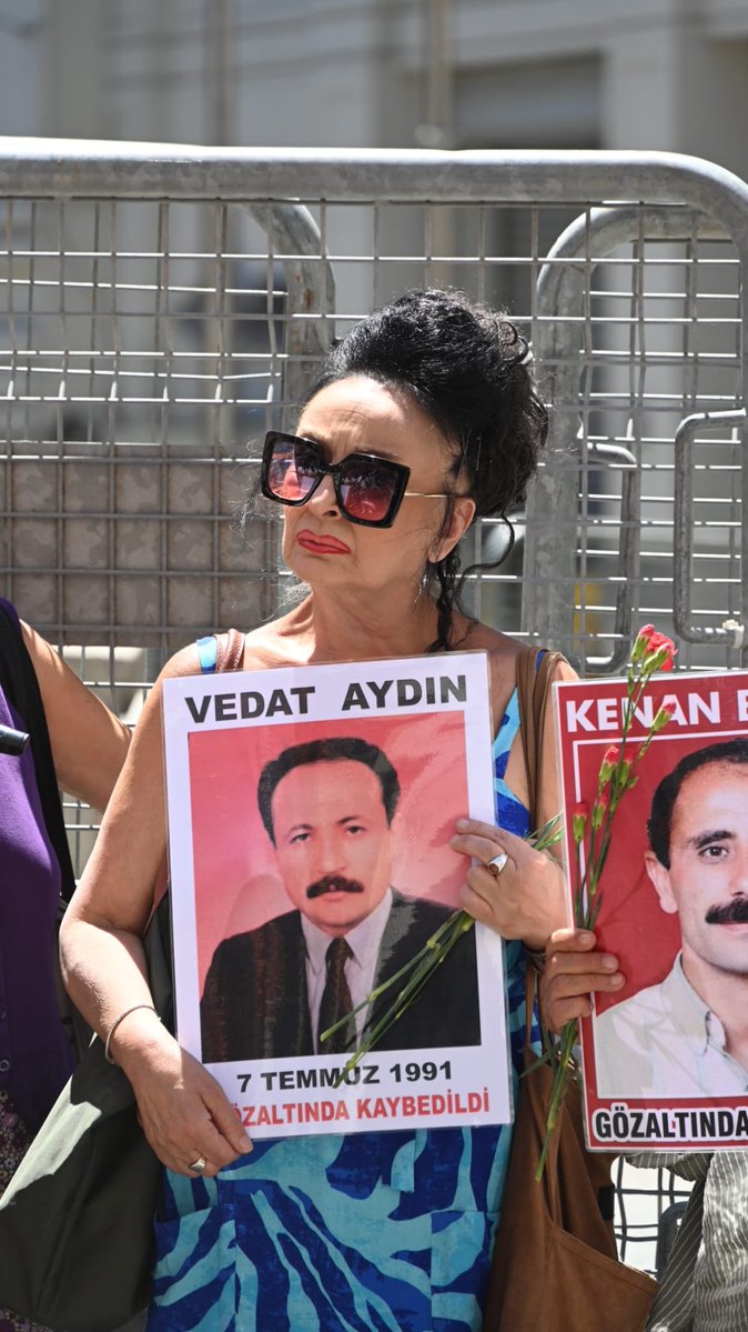 Cumartesi Anneleri (@cmrtesianneleri) on Twitter photo Avukatımız, mücadele arkadaşımız Eren Keskin, Gerhart Baum İnsan Hakları Ödülü ile onurladırıldı.
İnsan hakları mücadelesindeki cesareti ve direncinin tanıklarıyız.
Kutluyoruz. <a href="/KeskinEren1/">Eren Keskin</a> Avukatımız, mücadele arkadaşımız Eren Keskin, Gerhart Baum İnsan Hakları Ödülü ile onurladırıldı.
İnsan hakları mücadelesindeki cesareti ve direncinin tanıklarıyız.
Kutluyoruz. <a href="/KeskinEren1/">Eren Keskin</a>