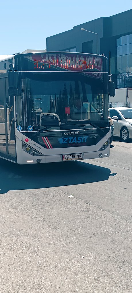 bisikoop's tweet photo. Fotoğrafta plakası görünen İZTASİT  bugün Anadolu caddesi'nde saat 12:23'te tam Volvo showroom hizasında fikretli olarak ilerlerken kaldırımla aramda yarım metreden az mesafe kalacak şekilde sıkıştırdı. 
İzelman ve Eshot sürücülerinin böyle davranmadığını biliyoruz. 
@izmirhim https://t.co/klN4ac0jS2