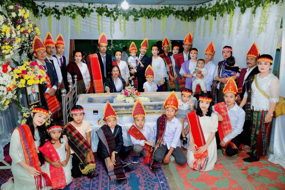 PerzuMunthe's tweet photo. Selamat jadan pa,  ke lumbung ke abadian yaitu Jerusalem yang baru.

Tak banyak kata yang bisa ku ucapkan pa, hanya doa yang bisa anakmu ini panjatkan. 

Semoga kami semua anakmu, cucumu dan terlebih mama. Diberikan kekuatan, pengiburan, dan  bisa mengambil ketokohanmu. Amin 😢 https://t.co/Jfw2LXwdD9