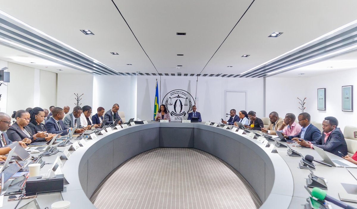 CentralBankRw's tweet photo. 𝐇𝐚𝐩𝐩𝐞𝐧𝐢𝐧𝐠 𝐍𝐨𝐰: Governor @SorayaMHlive is currently briefing the media on the latest decisions from the Monetary Policy Committee meeting and outcomes of this week's Financial Stability Committee meeting.
Follow live👉https://t.co/4w49j3zymb
#MPC2025
#FSC2025
#BNREngage
#KnowYourCentralBank