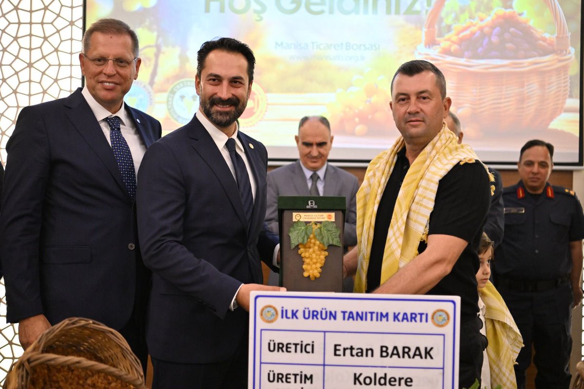 Bugün Manisa Ticaret Borsası’nda, yeni sezonun açılışı ve Geleneksel İlk Çekirdeksiz Kuru Üzüm Töreni’ne katıldık.

Her salkımında binlerce emek, sabır ve alın teri olan Sultani Çekirdeksiz Üzümümüz; Manisa’nın bereketini, üreticimizin gayretini ve ülkemizin ihracat gücünü temsil