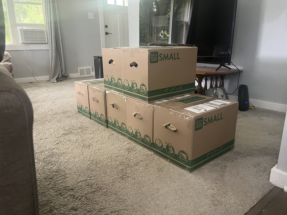 FBAces's tweet image. today’s shipment. can you guess what’s inside?? 👀