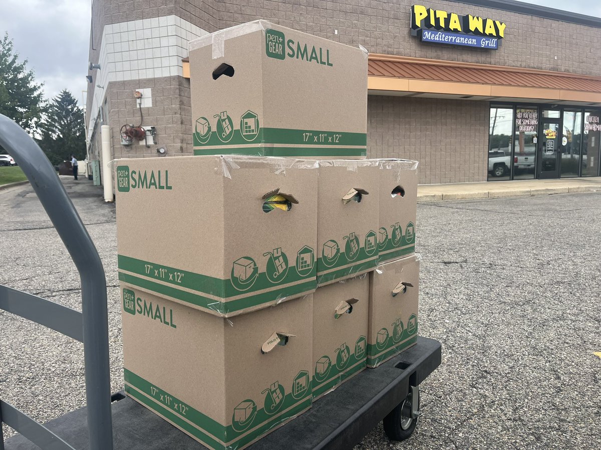 FBAces's tweet image. today’s shipment. can you guess what’s inside?? 👀