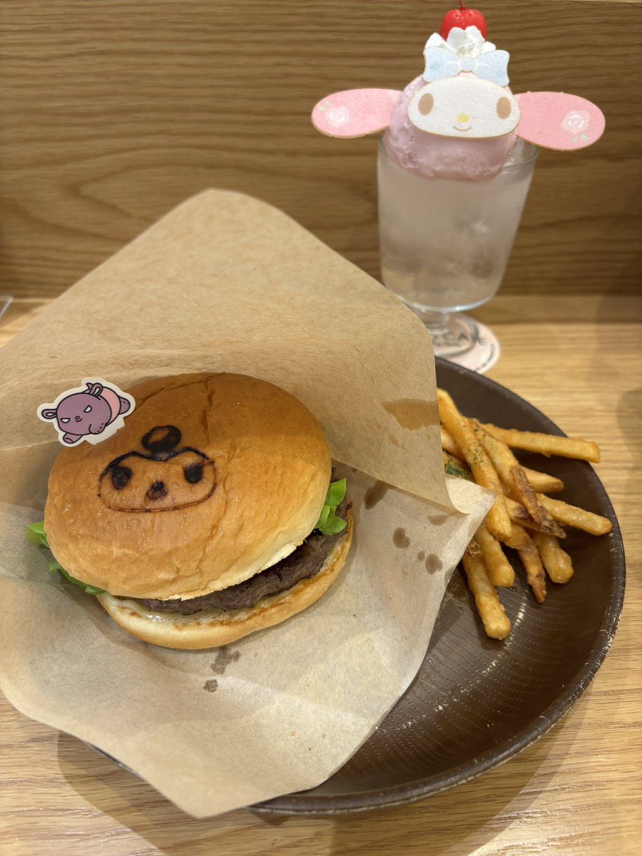 hirokonekosan's tweet photo. 池袋のサンリオカフェに行ってきました。マイメロちゃんのクリームソーダとクロミちゃんのハンバーガー。本格派でポテトが特にめちゃくちゃ美味しかったです！また行きたいなぁ。 https://t.co/jq4lOs8PSW