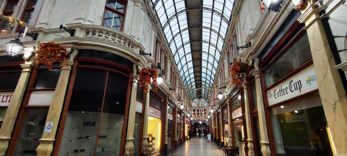 The Hull Old Town guided walks are in full swing this weekend (Fri Sat ,Sun, Mon, 22nd - 25th) including holiday Monday. Meet up 2pm from Queen Victoria statue, £5 per person. No booking required, all welcome! #MustBeHull