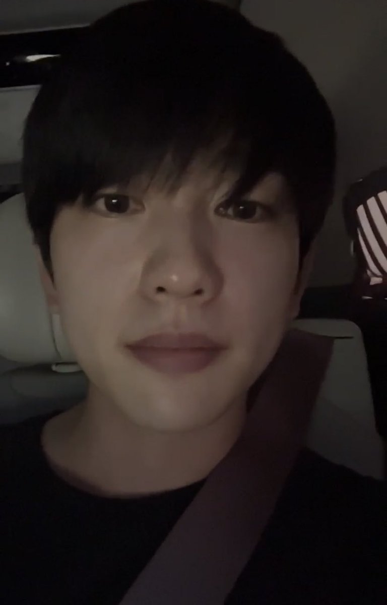 everlovejy's tweet photo. accidentally opening the front cam but you’re park jinyoung https://t.co/t0bWzdeWnc