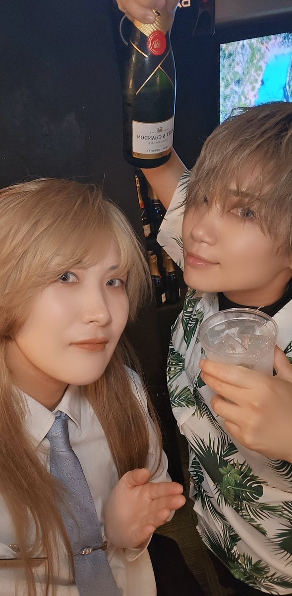 男装夜喫茶オープン🌙
本日も楽しく営業いたします🌺✨

【本日の出勤キャスト】 
🌞太陽<a href="/taiyohyamamoto/">越前太陽🌞えっちぜん</a>
🧬九十九<a href="/tsukumo99_luna/">九十九(つくも)🧬男装夜喫茶Luna</a>
🥒クリス<a href="/chrismhc/">クリス@男装夜喫茶LUNA</a> (20:00〜)

【当日のご予約】
TEL 06-6210-3295

#コンカフェ #男装 #男装カフェ #男装喫茶 #心斎橋 #ミナミ #宗右衛門町